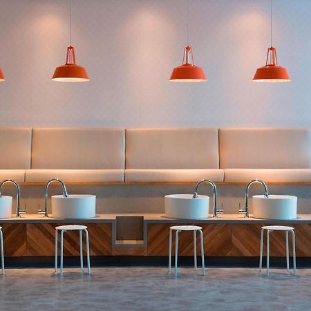 Courtyard By Marriott Calgary South Hotel Exterior photo