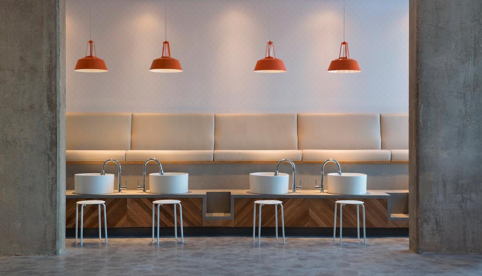 Courtyard By Marriott Calgary South Hotel Exterior photo