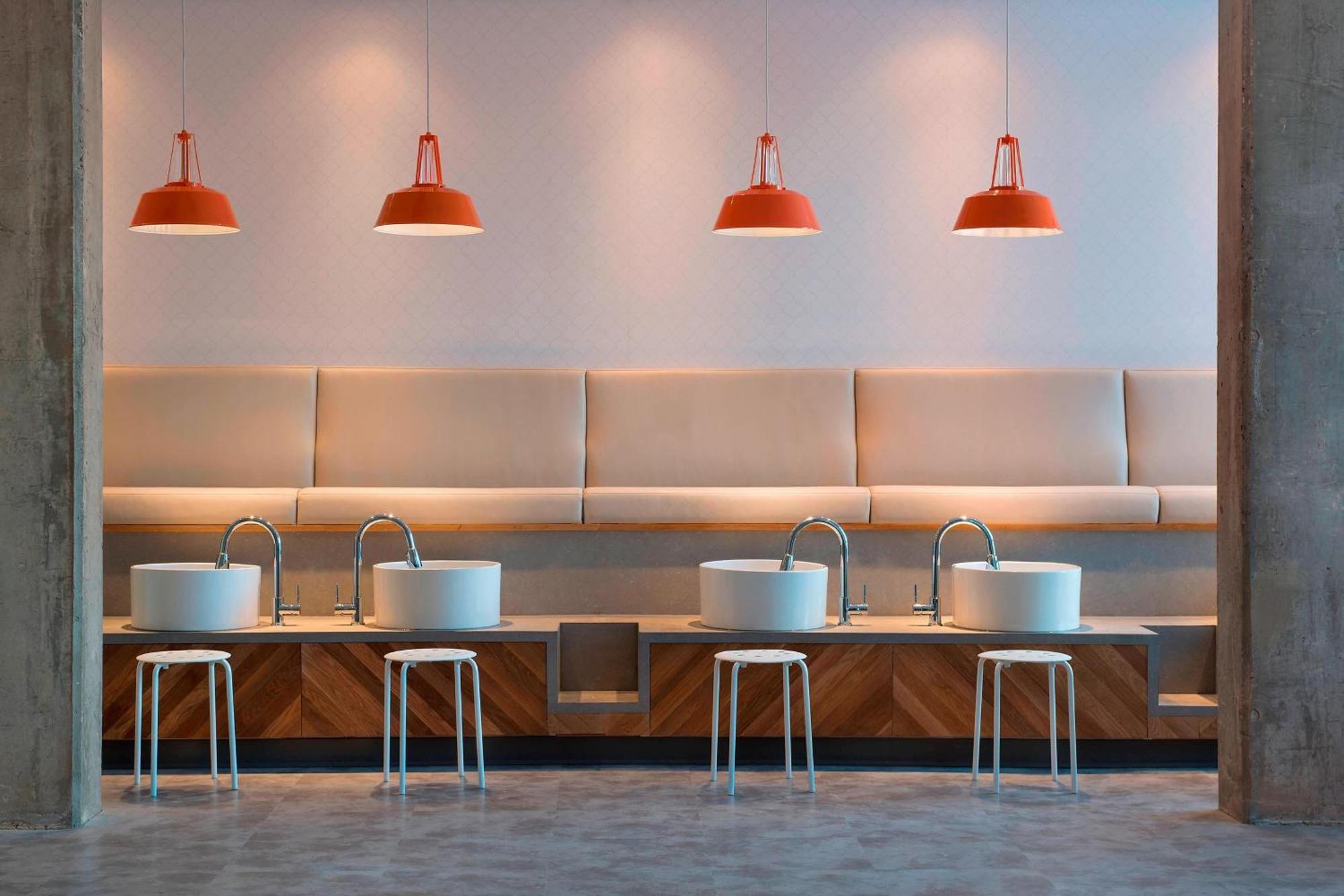 Courtyard By Marriott Calgary South Hotel Exterior photo