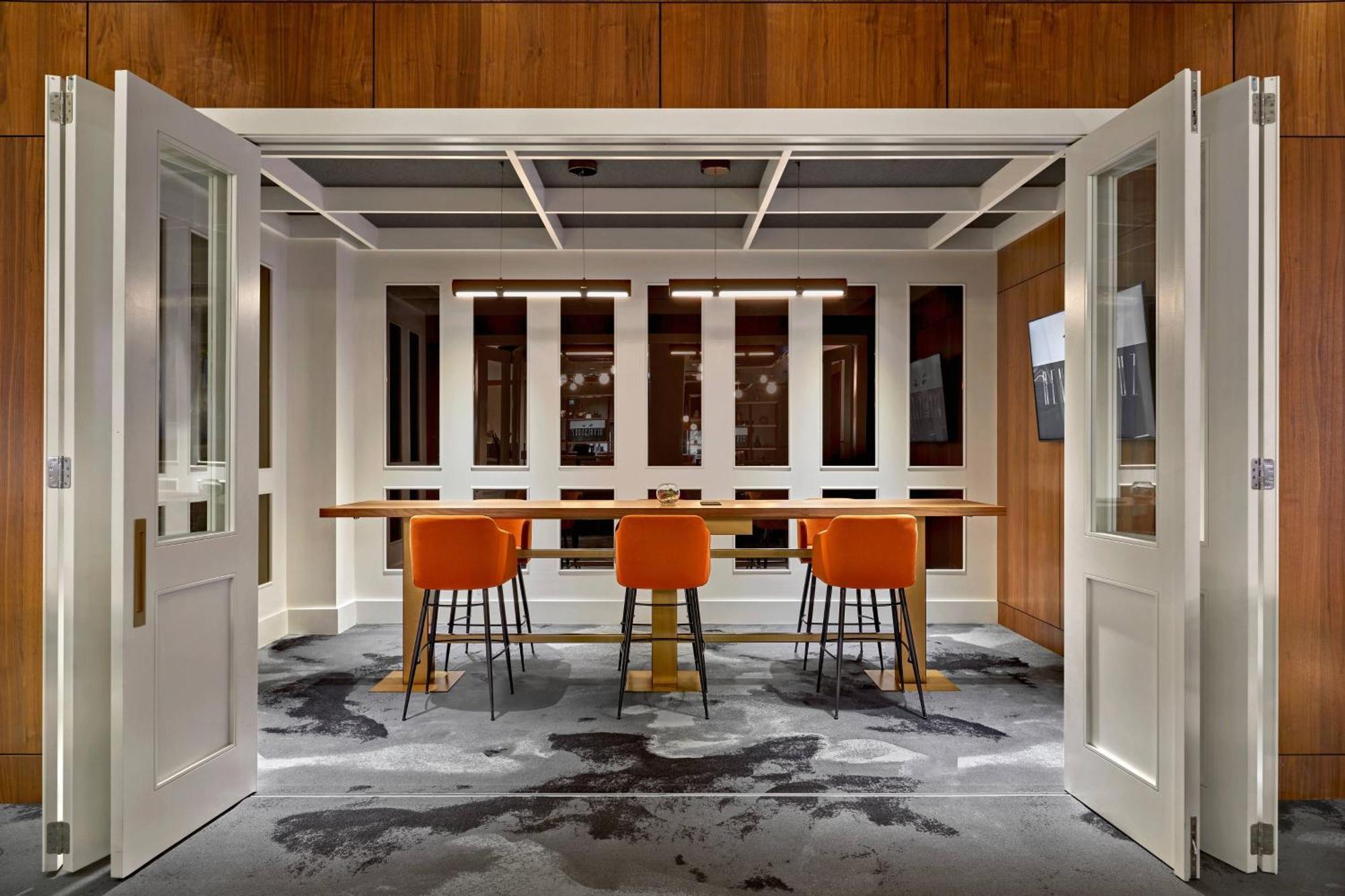 Courtyard By Marriott Calgary South Hotel Exterior photo