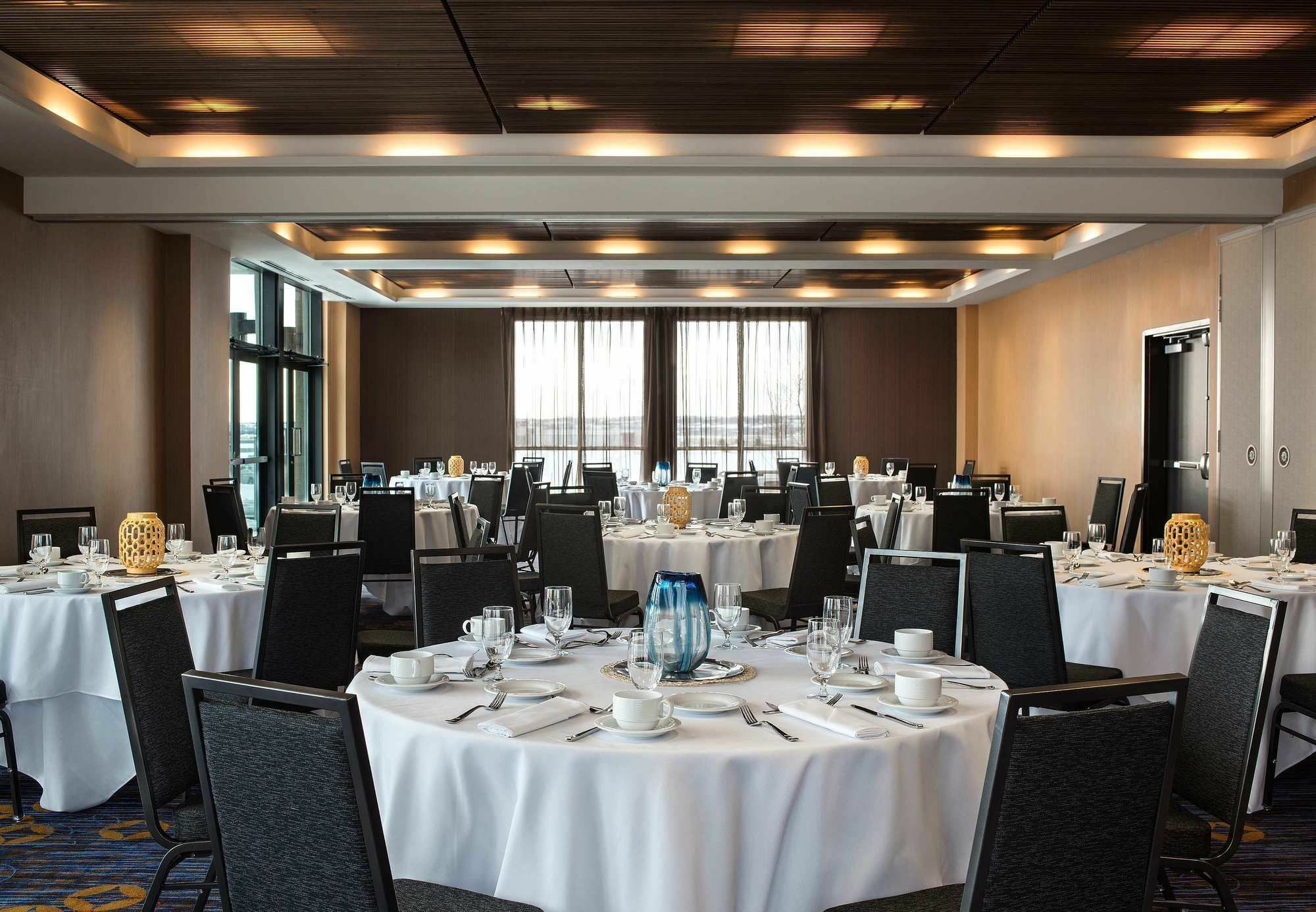Courtyard By Marriott Calgary South Hotel Exterior photo